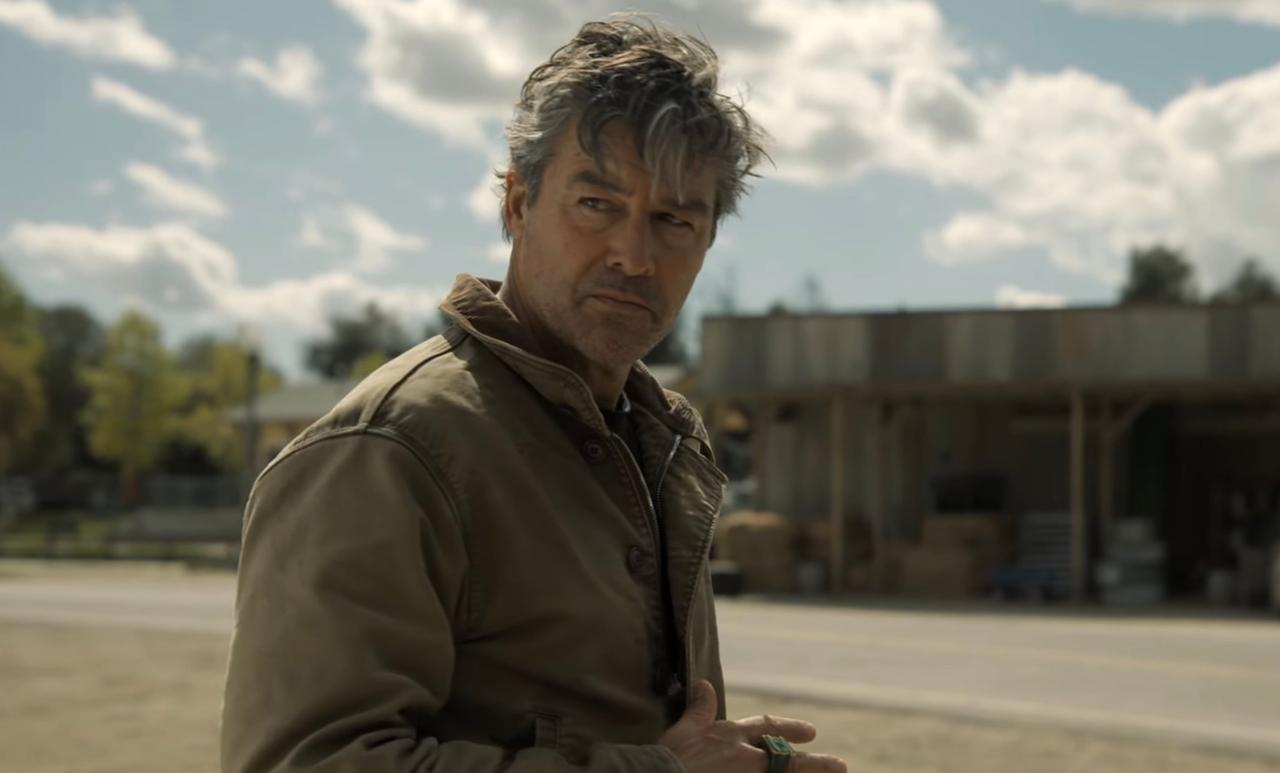 An image of Kyle Chandler in Lanterns